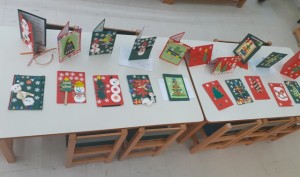 Χριστουγεννιάτικες ευχετήριες κάρτες που φιλοτέχνησαν οι μαθητές σε συνεργασία με τους γονείς τους.